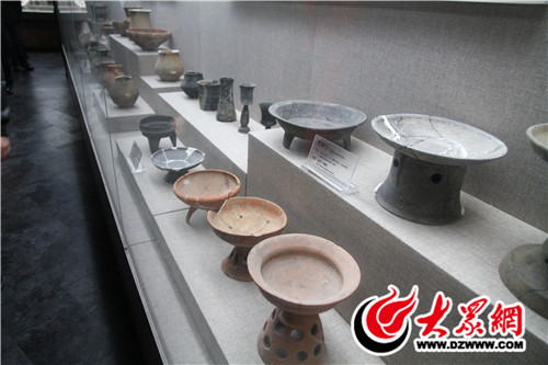 東夷文化博物館館內(nèi)現(xiàn)有藏品850余件，品類豐富，特色突出
